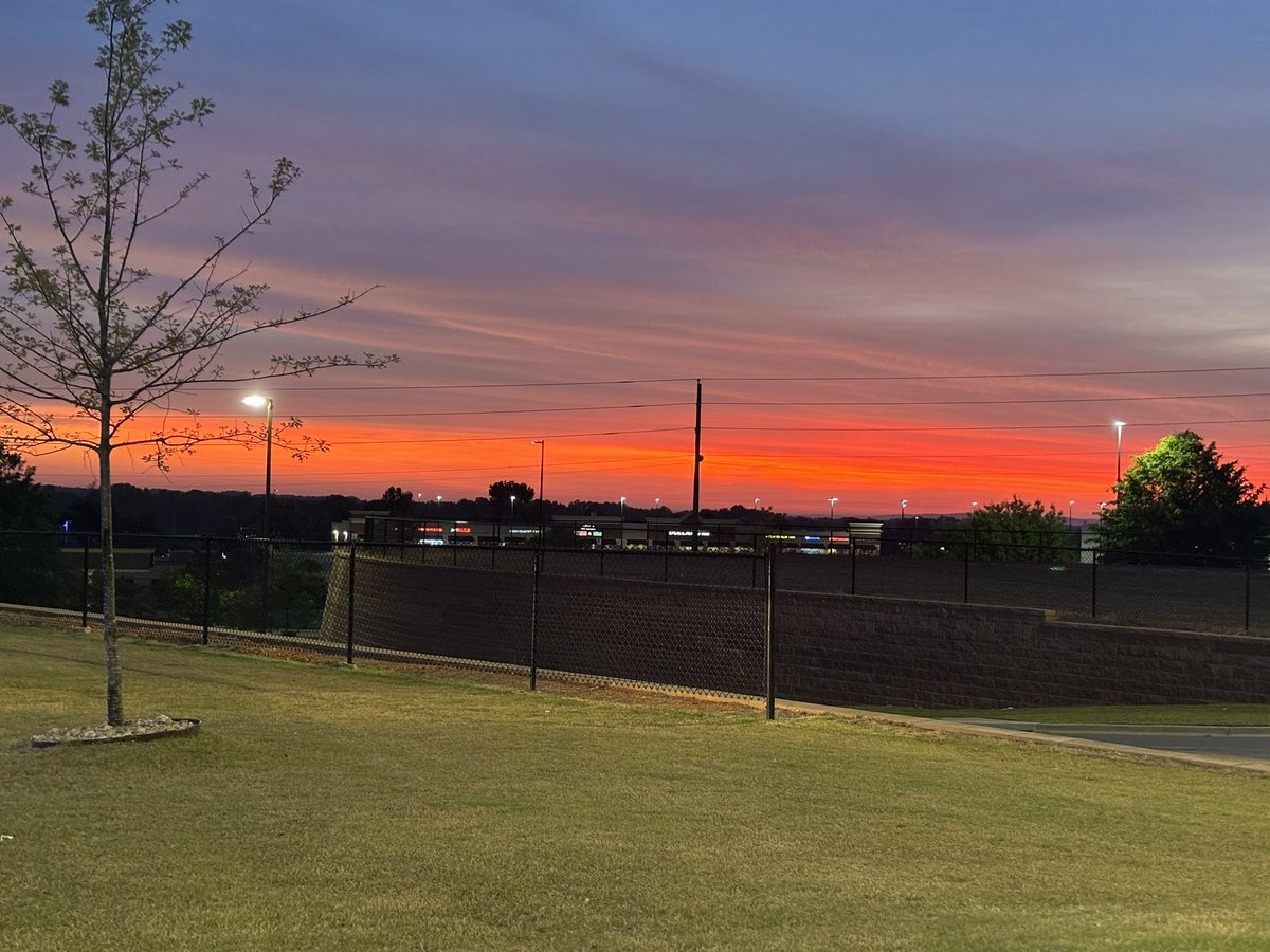 katieworthy_'s tweet photo. The prettiest sunrise this morning in Millbrook, AL. 🤩 @spann @wsfa12weather @JoshWeather #sunrise https://t.co/tal7XD271v
