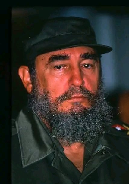 Un día como hoy pero del año 1986, #FidelPorSiempre es condecorado con la Medalla Libertadores y Héroes de Nuestra América, otorgada por primera vez por el Tribunal Antimperialista de Nuestra América en el Grado máximo de jefe de Estado. #CorazónRojo #IzquierdaLatina.
