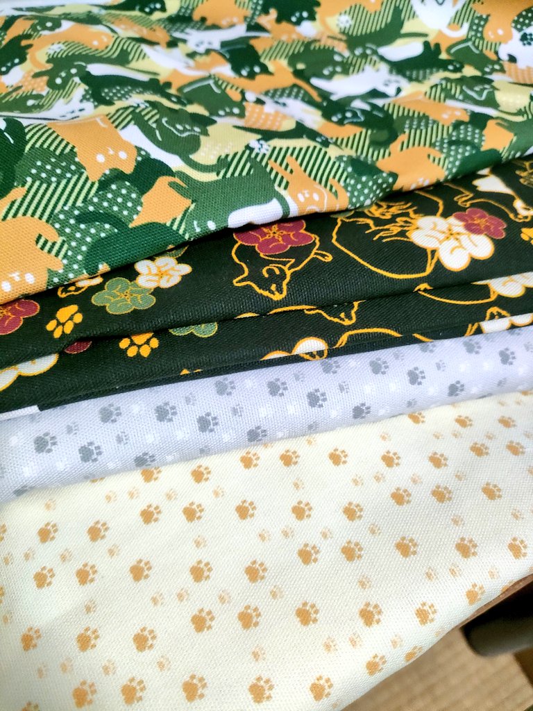 待っていた生地届きました✨
オーダーお待たせしております！
早速裁断します✂️

リアルファブリックさん <a href="/RealfabricJP/">REAL FABRIC（リアルファブリック）公式アカウント</a> いつもありがとうございます🐾