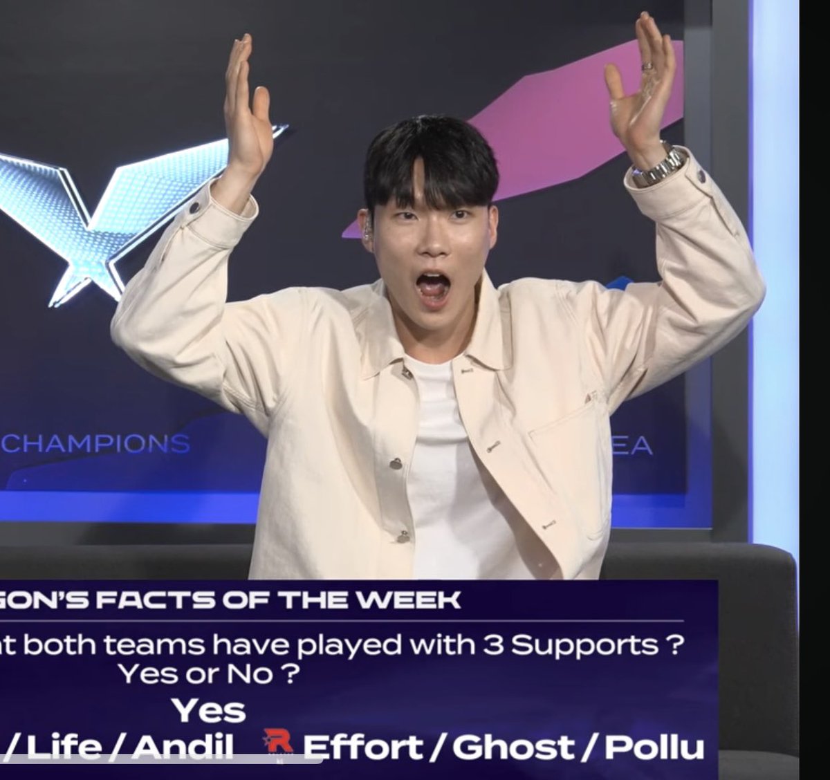KZEOFPS's tweet photo. Why he just sitting there 😭🙏 https://t.co/bX9NESooE4