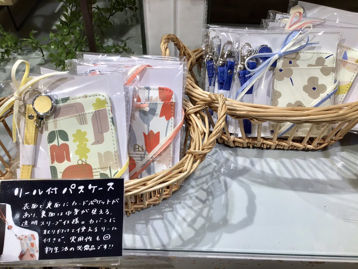 inobun's tweet photo. こんにちは😃

最近、暖かくなってお花がきれいな季節がやってきましたね✨
イノブン四条本店4階では、
お花柄の商品をご用意しております♪

ハンカチや絞りバッグ　パスケースなど
毎日使うアイテムたちです☺️

#イノブン　#京都　#雑貨 https://t.co/gKmlXthw0j