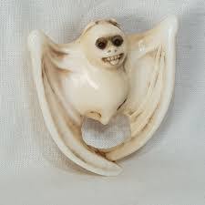 DrSamGeorge1's tweet image. SPOOKY NETSUKE (根付) White #bats resemble #ghosts in exquisite miniature sculptures popular during the Edo  period in Japan. Reflecting important aspects of Japanese folklore bats are often associated with good fortune #BatAppreciationDay #Baturday
