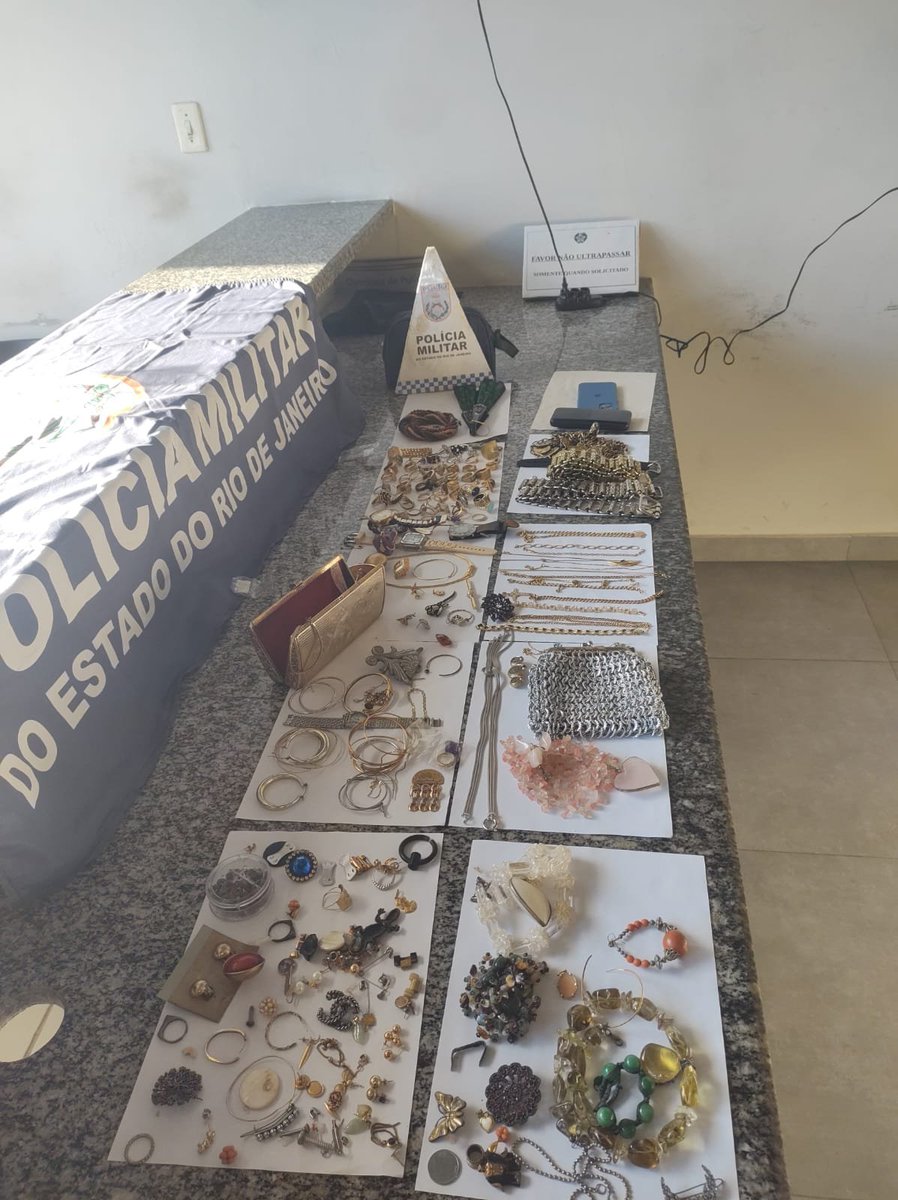 PMERJ's tweet photo. Policiais do #CTRv abordaram um Ford Ka na RJ-162 e encontraram uma bolsa com joias. O condutor confessou que era produto de roubo em Itaipuaçu, Maricá. O caso foi encaminhado à 121ª DP, onde o acusado ficou preso e o material apreendido. https://t.co/nzUIxLUq94