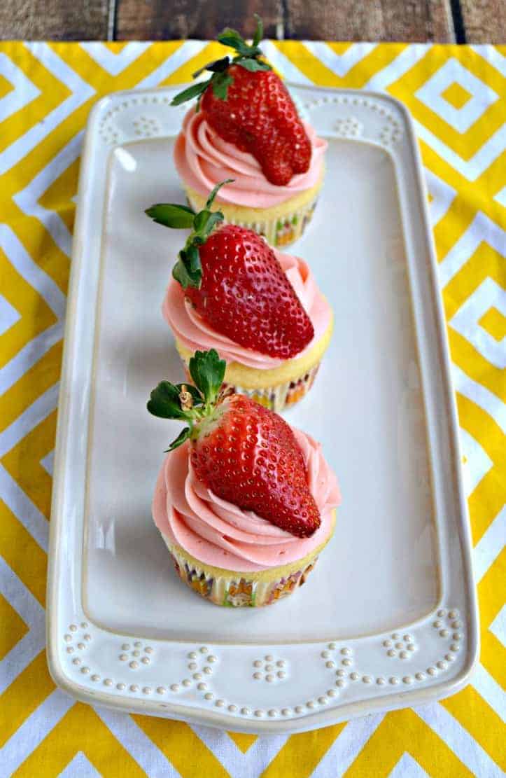 HezziD's tweet image. Bright, zesty, and bursting with sunshine ☀️🍋 These fresh lemon cupcakes are topped with a sweet and creamy strawberry buttercream that's pure springtime bliss. 
#Cupcakes #Strawberries #Lemon
hezzi-dsbooksandcooks.com/fresh-strawber…
