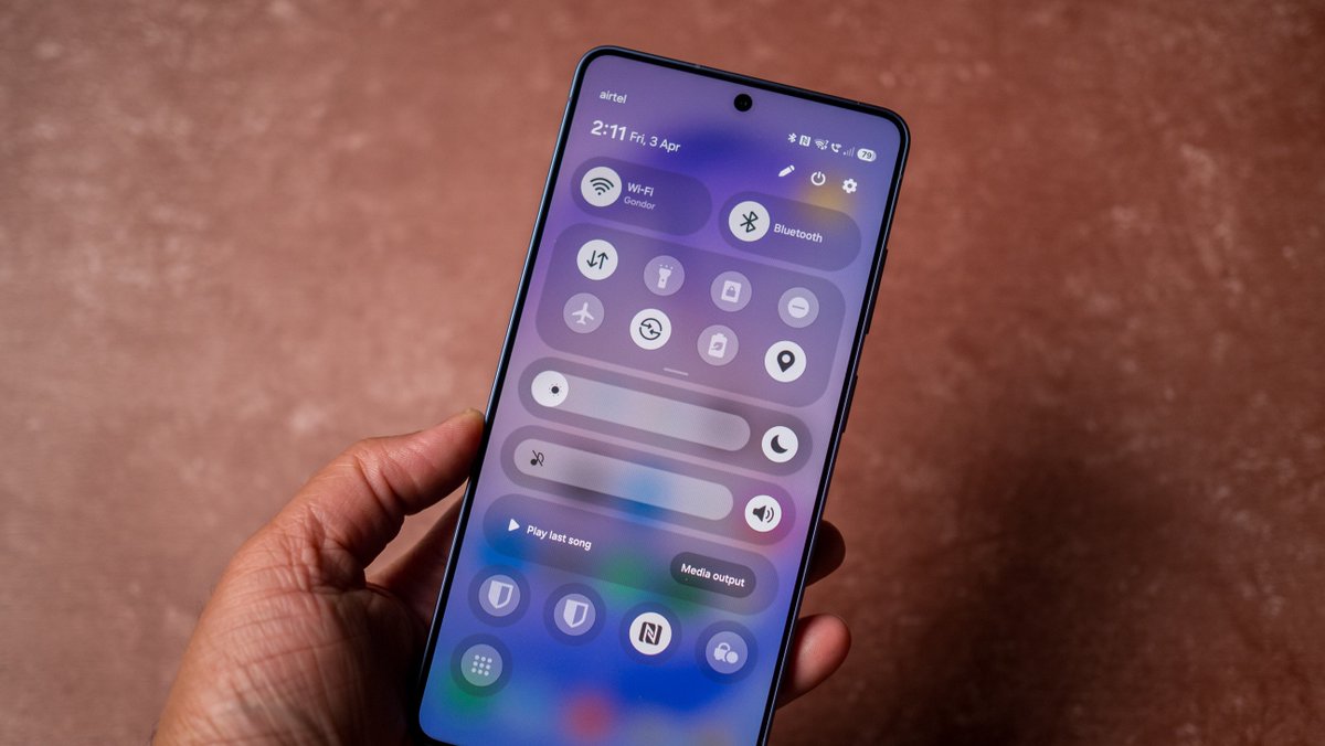androidcentral's tweet image. Galaxy users had a lot to ask this Samsung exec about in a Reddit AMA. The main highlights: too much Galaxy AI and small phones #Samsung

Full story in the comments