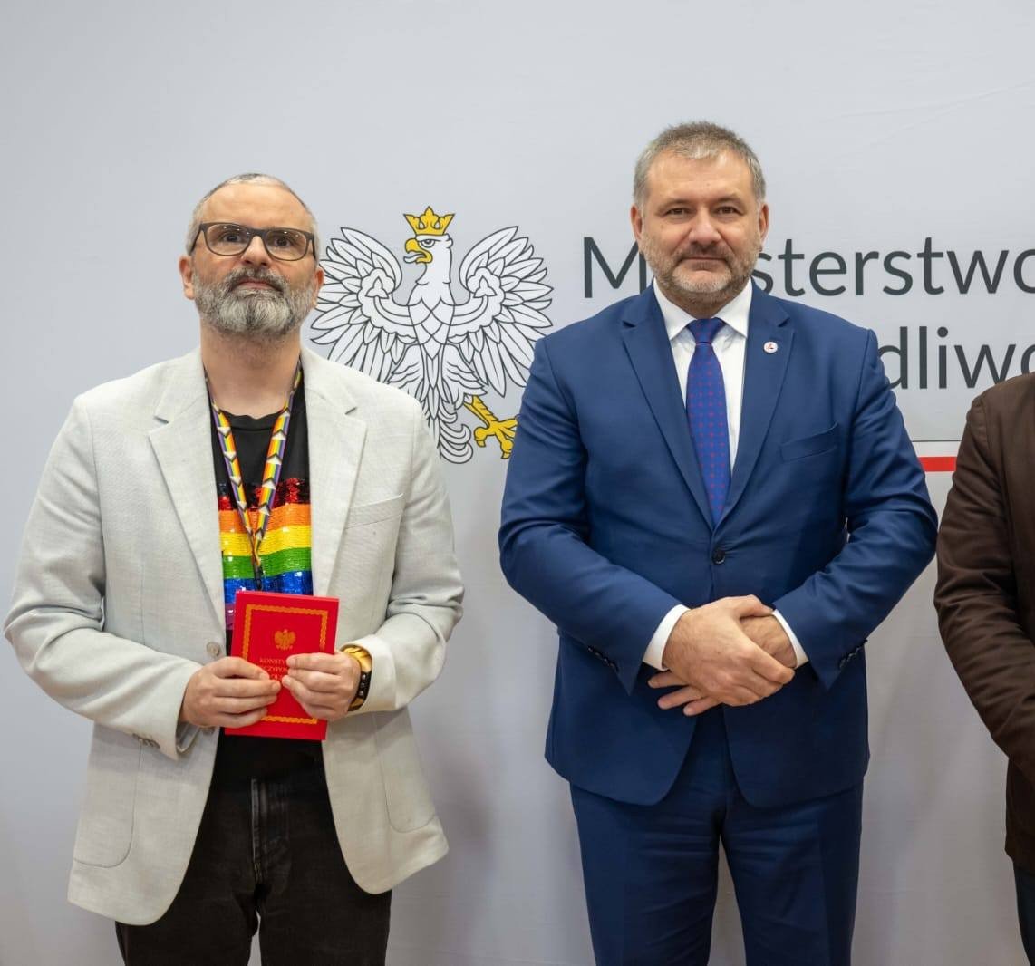 Posłuchałem przez chwilę sposobu prowadzenia rozprawy przez sędziego Mariusza Ulmana. To żywy okaz raka toczącego niemałą część tego środowiska: jawna deklaracja poglądów politycznych i przekonanie o swojej wszechmocy i wyższości. Człowieku, orzekasz na rejonie w Nysie!