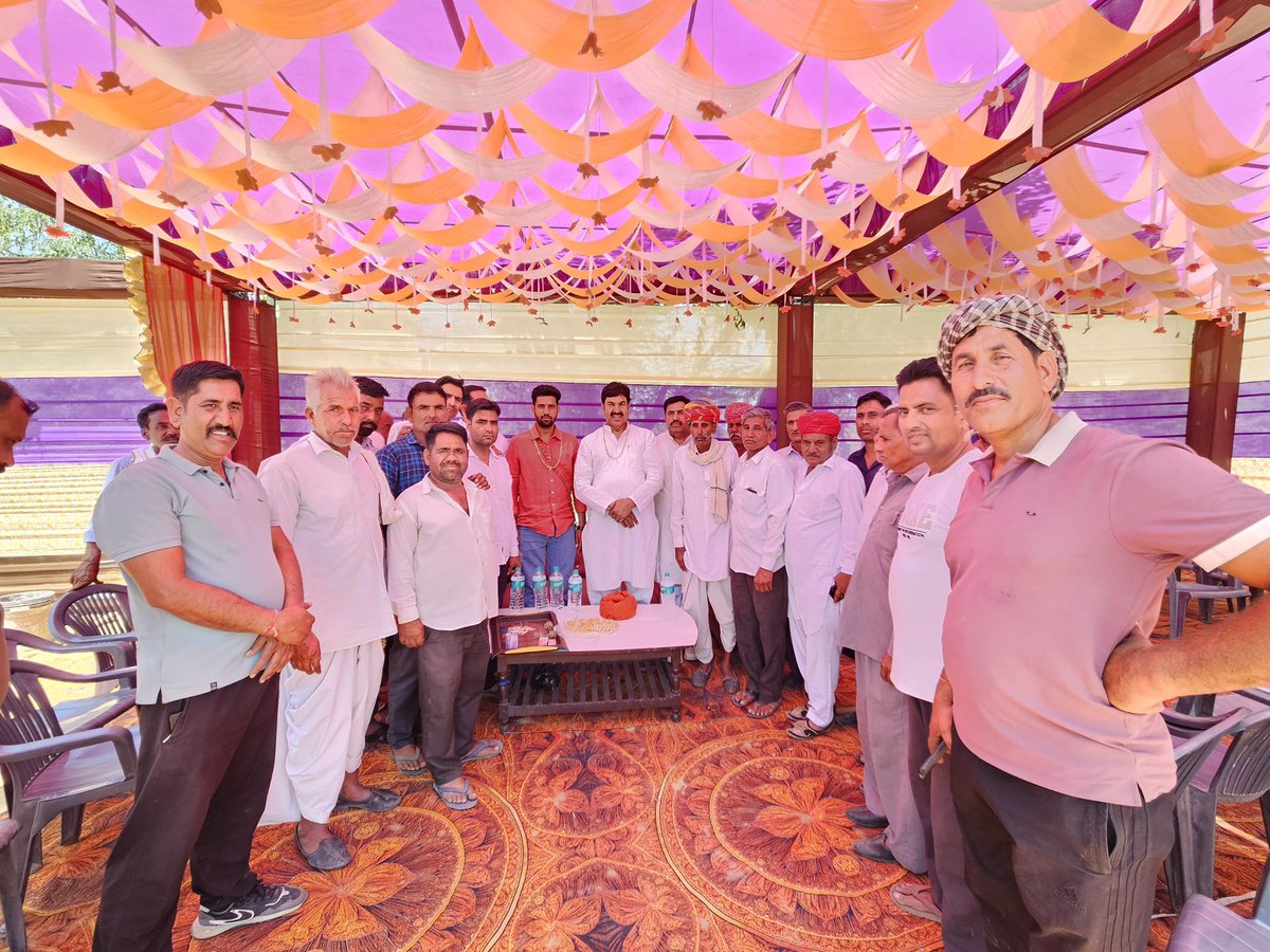 विधानसभा क्षेत्र डीडवाना के ग्राम जेवलियाबास में श्री मंगेजसिंह राठौड़ के सुपुत्र श्याम सिंह राठौड़ के विवाह समारोह में सम्मिलित होकर आशीर्वाद दिया एवं परिवारजनों को शुभकामनाएं प्रेषित की।