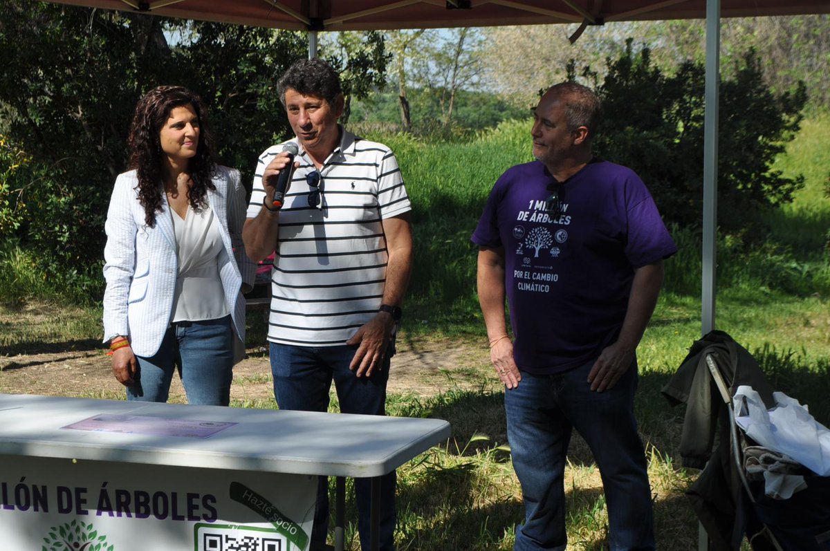 AytoAlcalaH's tweet photo. MEDIO AMBIENTE |
🌿 Este sábado se ha inaugurado el Punto Kilométrico 3 del Anillo Verde de Alcalá de Henares, impulsado por el colectivo Un millón de árboles por el cambio climático - Alcalá Verde.

Un acto muy especial en el que se ha homenajeado a la Asociación de Amigos del Camino de Santiago Complutense y a su fundador, Emilio Pacios Bisbal, por su gran labor.

Han asistido entidades colaboradoras y los concejales de Medio Ambiente, Vicente Pérez, y de Participación Ciudadana, @esther_d_andres.