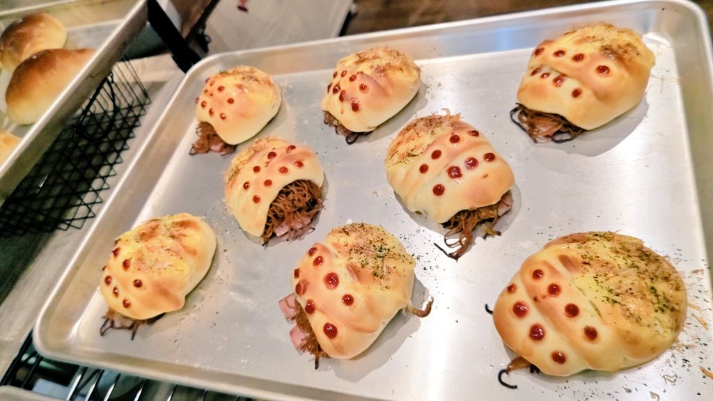 BreadPlusTO's tweet photo. 明日！冨よし商店さんコラボ！
たこっぺぱん🐙今回かなり数量限定です。
ブレプラは8時から営業
コッペパンは朝から販売ですが冨よしさんは11時頃から開始になります💪

朝イチでパンを確保してから公園をお散歩オススメ✨

爆乳！極クリームパン(ショコラ)
げきおこ焼きそばパンも販売します！ https://t.co/rUEzThZra8