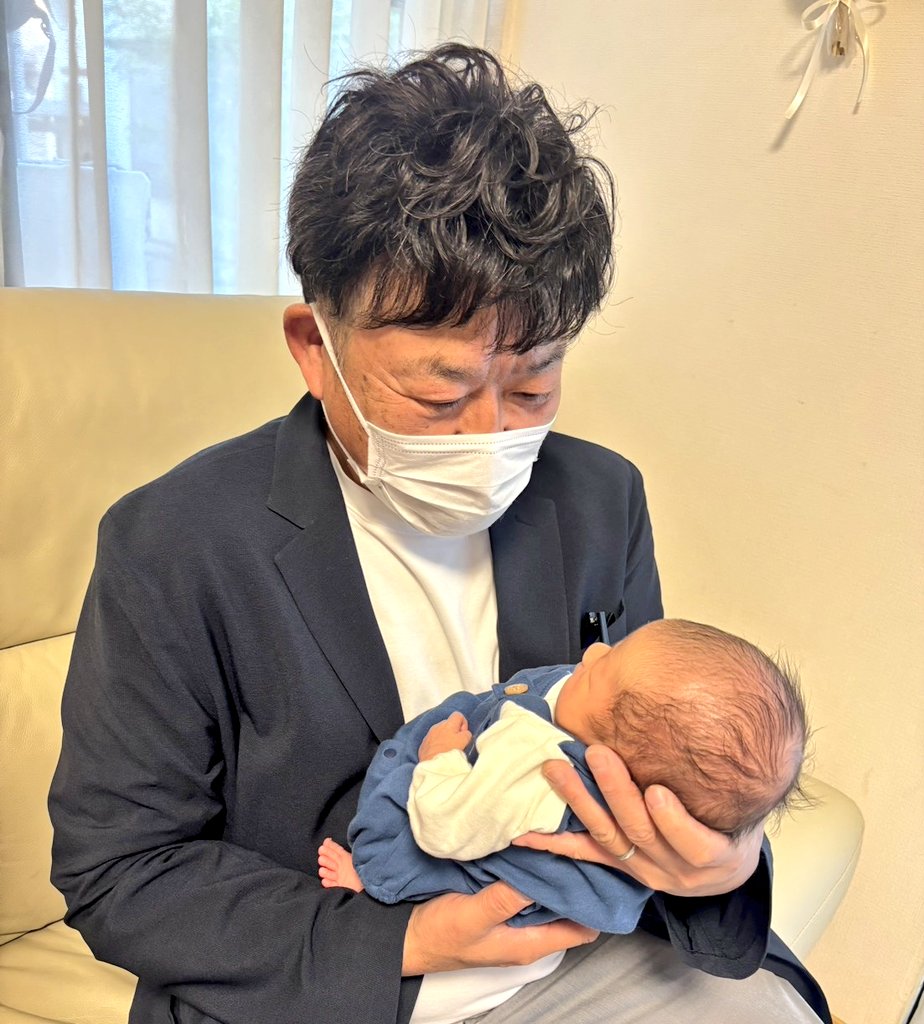 先週誕生した次男夫婦の
👶赤ちゃんと今日初対面しました

抱っこしたした瞬間
ただただ嬉しさが込み上げてきました

初めまして私が…
じいちゃんですよ