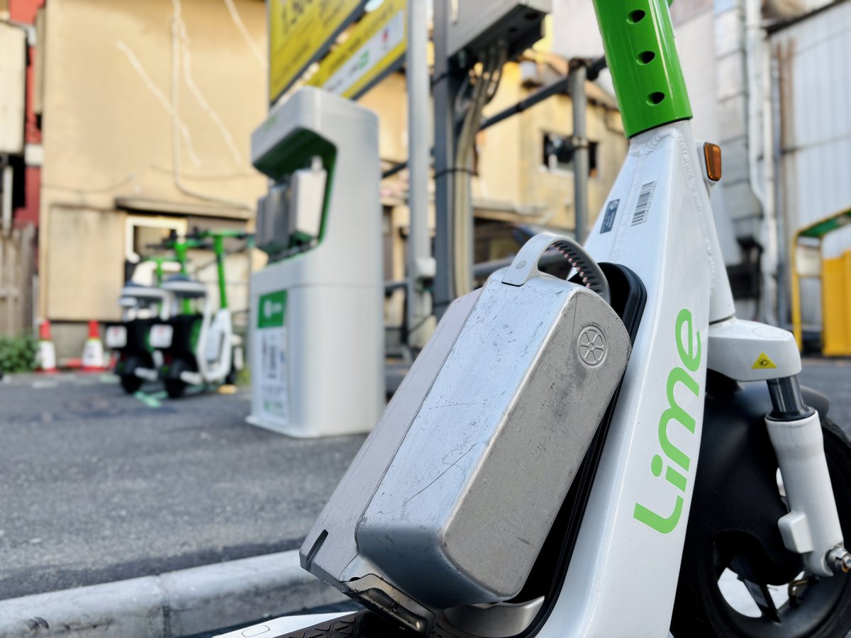 Lime_User_jp's tweet image. 浅草エリアで2台のバッテリー交換を行いました！

人力車との共存をする街。
ぜひ、浅草に来たらLimeで移動してみて下さい！
#Lime #電動シートボード #浅草 #シェアサイクル