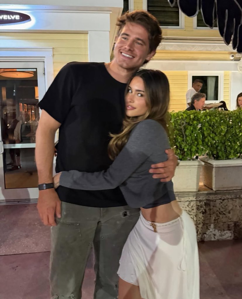 Sarah | fan account tweet media