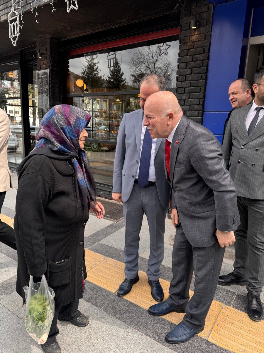 Tokat’dayız. 

AK Parti Tokat İl Başkanımız Adem Dizer kardeşim ile birlikte vatandaşlarımızla gönül sohbeti gerçekleştirdik.

Milletimizin duasını ve desteğini arkamıza alarak yürüdüğümüz bu yolda, her bir vatandaşımızın sözüne kulak veriyor, ortak akılla yarınlarımızı inşa