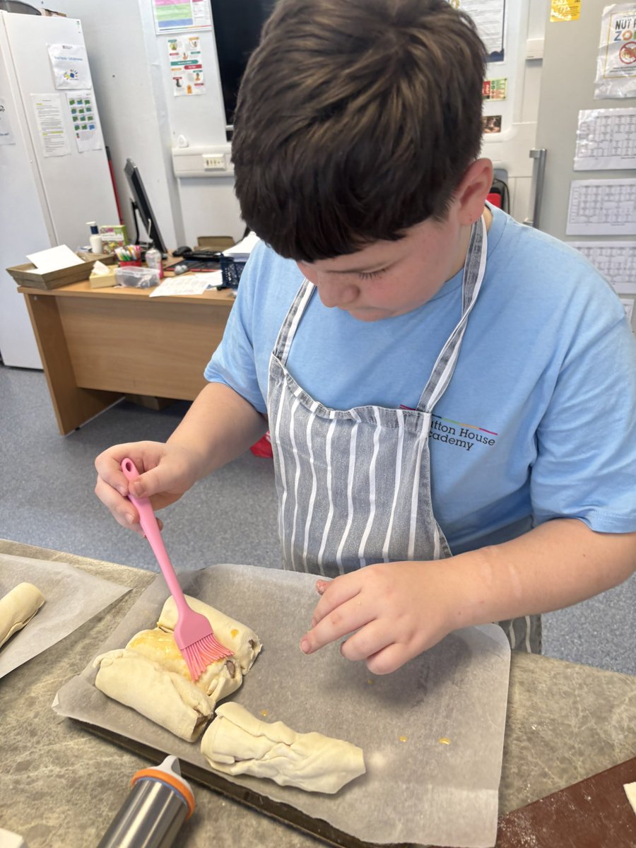 _SuttonHouse_'s tweet image. Pupils have been busy in food tech, developing their cooking skills by making delicious sausage rolls 🙂‍↕️Building confidence, following recipes, and learning essential life skills along the way! #FoodTech #LifeSkills