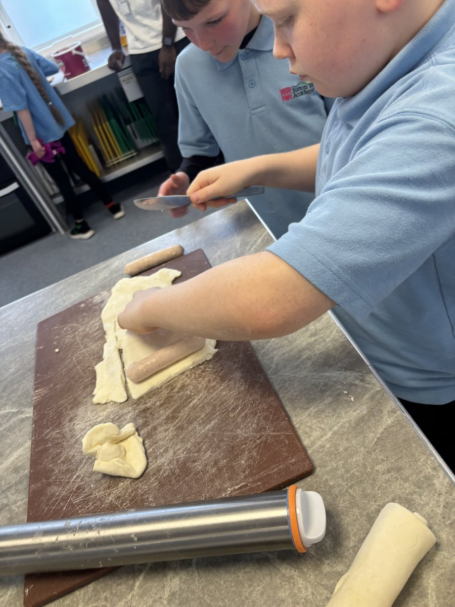_SuttonHouse_'s tweet image. Pupils have been busy in food tech, developing their cooking skills by making delicious sausage rolls 🙂‍↕️Building confidence, following recipes, and learning essential life skills along the way! #FoodTech #LifeSkills