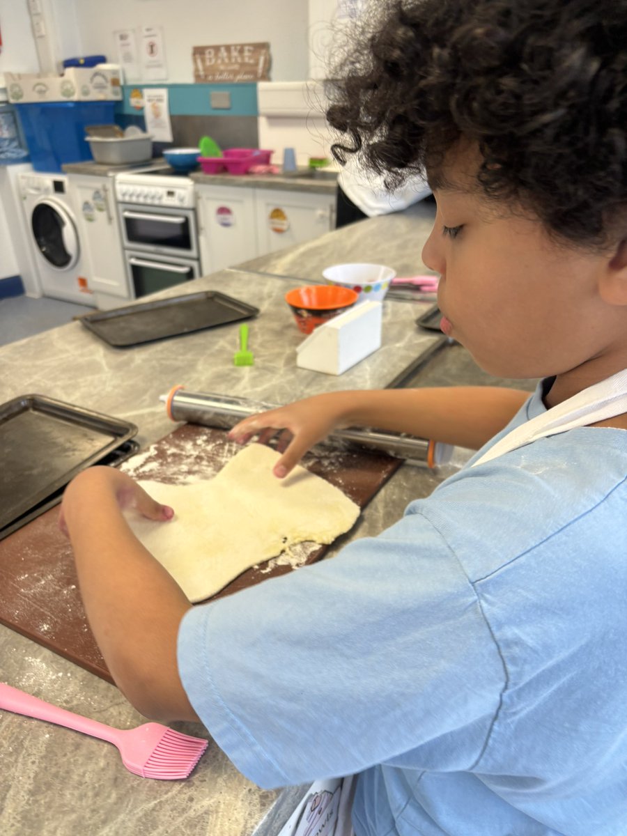 _SuttonHouse_'s tweet image. Pupils have been busy in food tech, developing their cooking skills by making delicious sausage rolls 🙂‍↕️Building confidence, following recipes, and learning essential life skills along the way! #FoodTech #LifeSkills