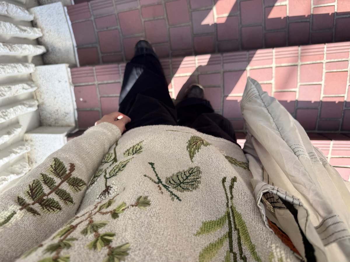 春だし、ということでかなり久々にこのセーターを着た🪴