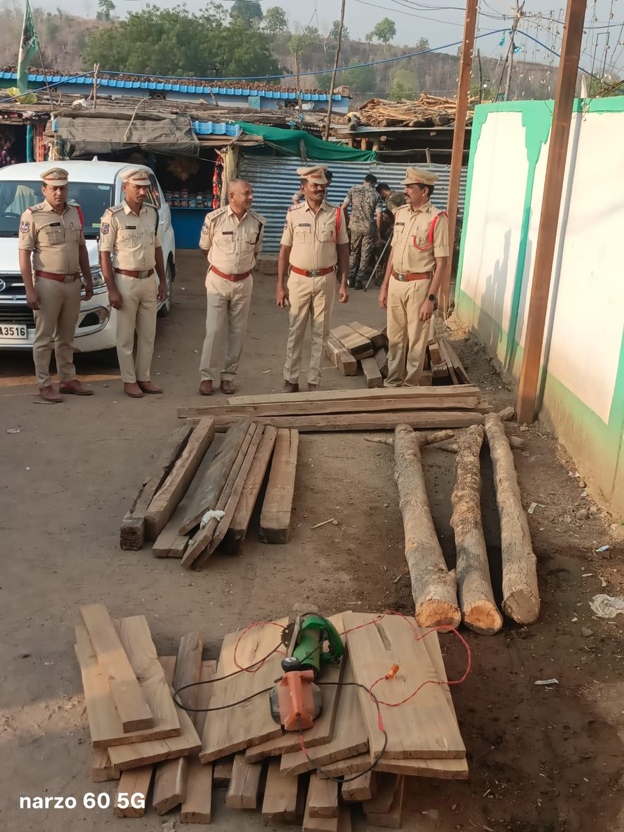 adilabad_sp's tweet photo. 🚨 Adilabad Police conducted a #communitycontact at Jogipet with 70 staff 🌅. DSP Potharam Srinivas led the drive; 38 vehicles checked, 10 seized 🚓. Timber worth ₹1L seized, 5 cases booked. SHO INSP Bandari Raju, CI Ramesh & team participated 👮♂️
#AdilabadPolice #StayAlert https://t.co/4OtDKXyRry