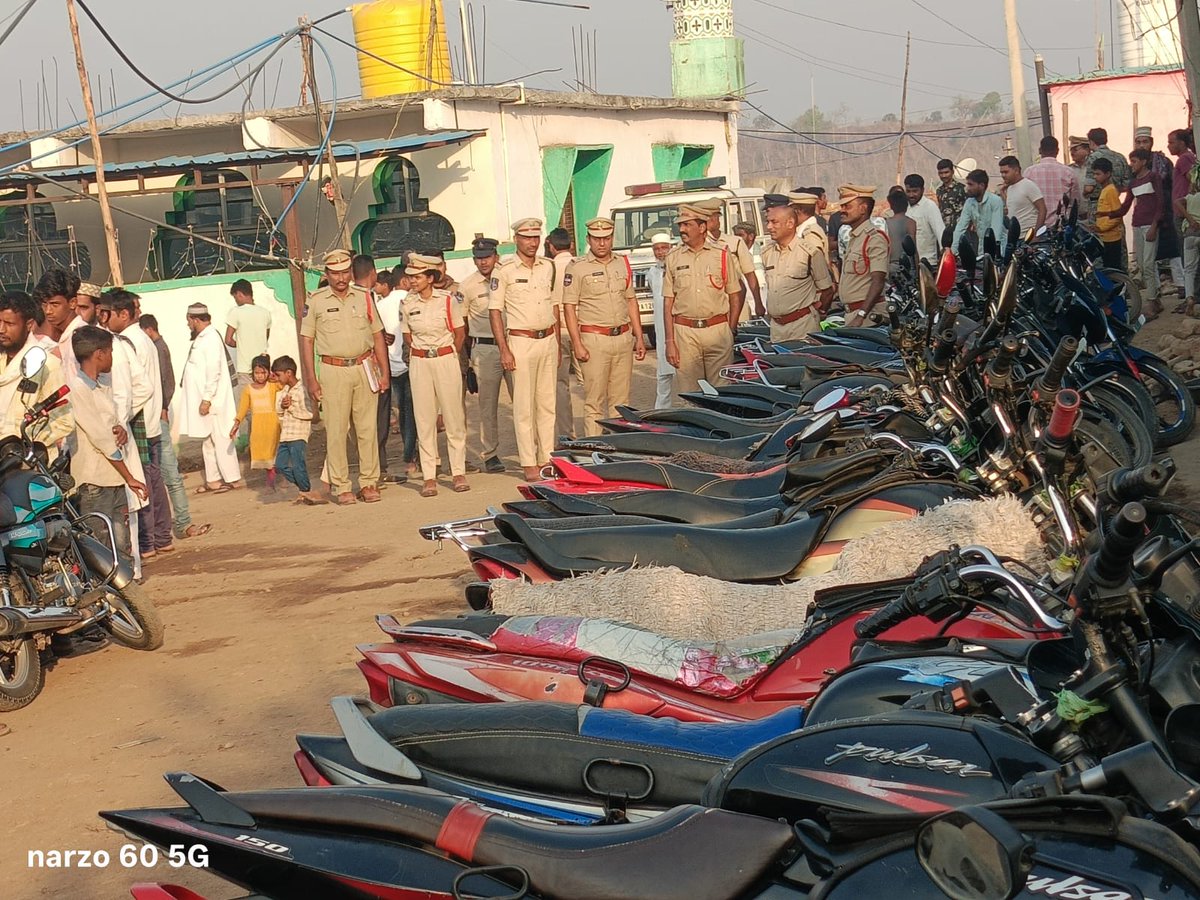 adilabad_sp's tweet photo. 🚨 Adilabad Police conducted a #communitycontact at Jogipet with 70 staff 🌅. DSP Potharam Srinivas led the drive; 38 vehicles checked, 10 seized 🚓. Timber worth ₹1L seized, 5 cases booked. SHO INSP Bandari Raju, CI Ramesh & team participated 👮♂️
#AdilabadPolice #StayAlert https://t.co/4OtDKXyRry