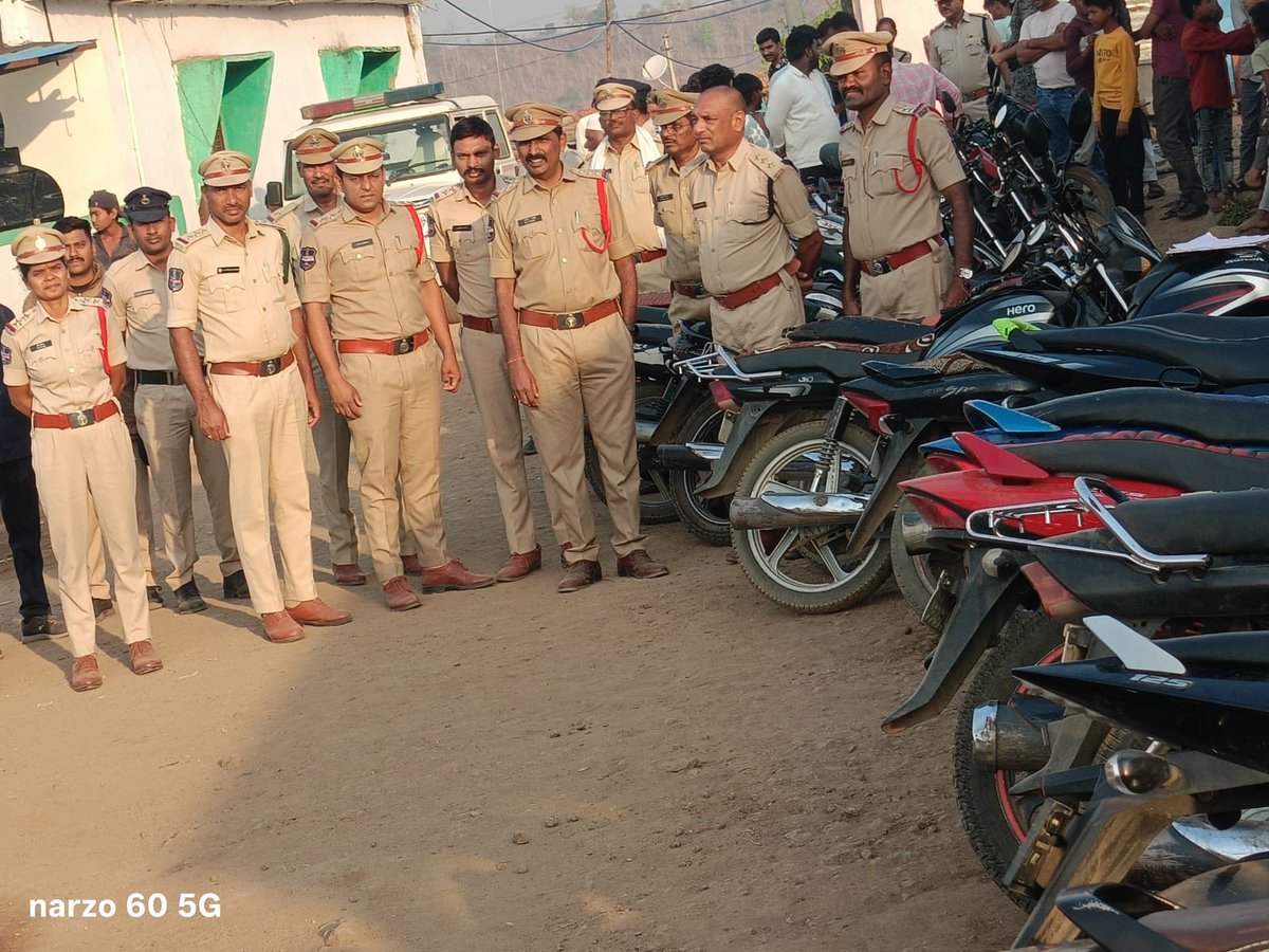 adilabad_sp's tweet photo. 🚨 Adilabad Police conducted a #communitycontact at Jogipet with 70 staff 🌅. DSP Potharam Srinivas led the drive; 38 vehicles checked, 10 seized 🚓. Timber worth ₹1L seized, 5 cases booked. SHO INSP Bandari Raju, CI Ramesh & team participated 👮♂️
#AdilabadPolice #StayAlert https://t.co/4OtDKXyRry