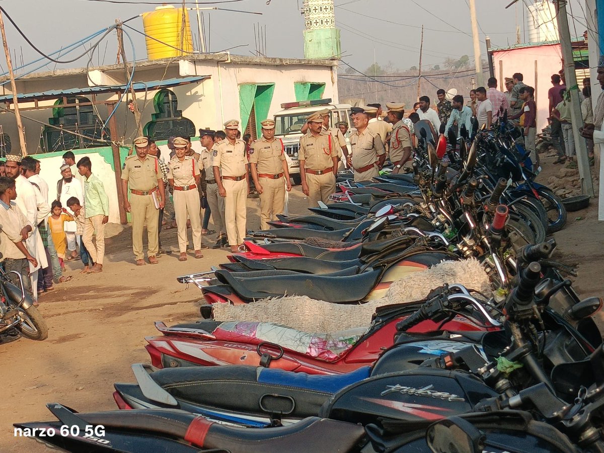 adilabad_sp's tweet photo. 🚨 Adilabad Police conducted a #communitycontact at Jogipet with 70 staff 🌅. DSP Potharam Srinivas led the drive; 38 vehicles checked, 10 seized 🚓. Timber worth ₹1L seized, 5 cases booked. SHO INSP Bandari Raju, CI Ramesh & team participated 👮♂️
#AdilabadPolice #StayAlert https://t.co/4OtDKXyRry