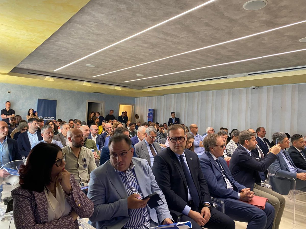 FilcaCisl's tweet photo. Il segretario generale della Filca-Cisl Sicilia, Paolo D'Anca, è intervenuto questa mattina all'iniziativa di Confartigianato Imprese e Anaepa Confartigianato sul tema "L'#edilizia che verrà", ribadendo le posizioni della Filca nazionale: "Anche in Sicilia il settore #artigiano è un motore di sviluppo strategico per l'#economia territoriale. È necessario il protagonismo degli Enti paritetici per un nuovo umanesimo della #bilateralità".