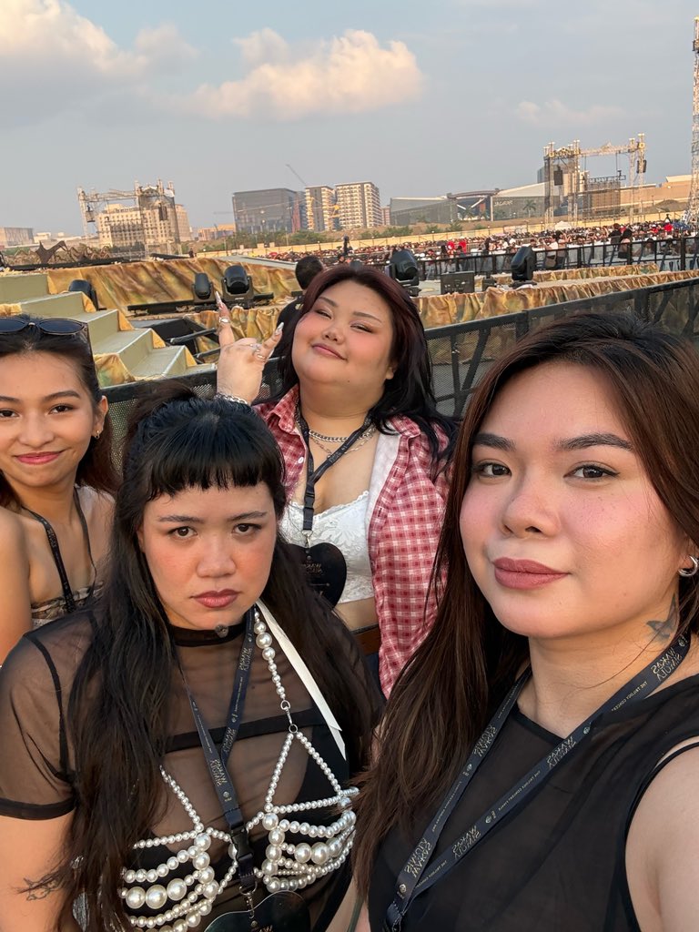 jorgesnic's tweet photo. ANG LAPIT NAMIN SA SUN STAGE 😭

SB19 TrilogyConcert Finale
@SB19Official #SB19 
#WakasAtSimula #SB19WaS
#WaSTheFinale https://t.co/CzDc5h5i2T