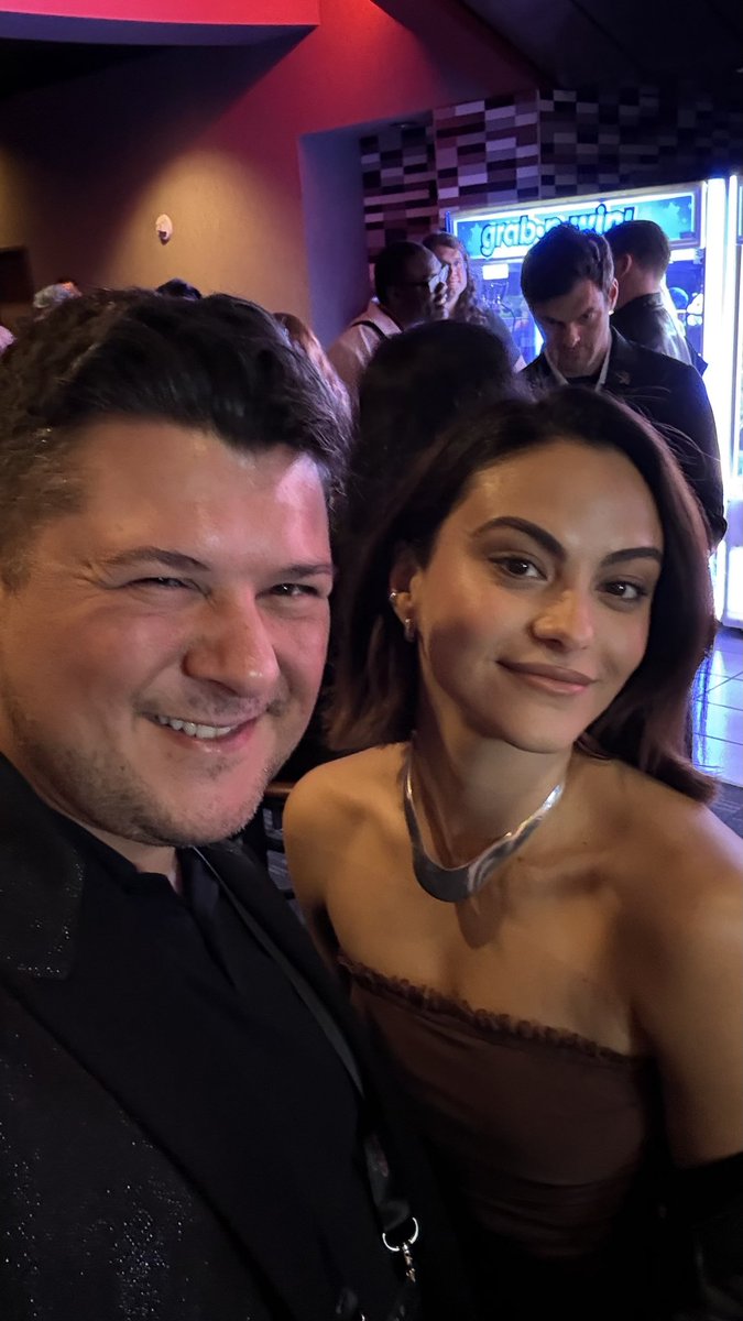 cinepop's tweet image. 🚨 Eu assisti 25 minutos de #MestresDoUniverso com o #HeMan em pessoa!

O Nicholas Galitzne e a Camila Mendes sentaram do meu ladinho para assistir as cenas, e ainda pude conversar com eles e com o diretor Travis Knight durante a #CinemaCon

Mais tarde tem vídeo com a minhas