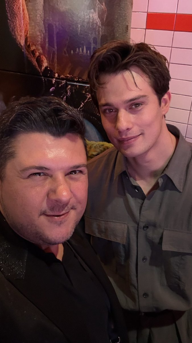 cinepop's tweet image. 🚨 Eu assisti 25 minutos de #MestresDoUniverso com o #HeMan em pessoa!

O Nicholas Galitzne e a Camila Mendes sentaram do meu ladinho para assistir as cenas, e ainda pude conversar com eles e com o diretor Travis Knight durante a #CinemaCon

Mais tarde tem vídeo com a minhas