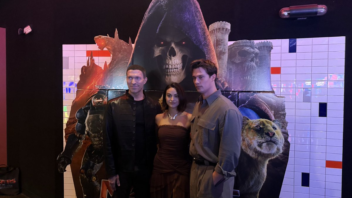 cinepop's tweet image. 🚨 Eu assisti 25 minutos de #MestresDoUniverso com o #HeMan em pessoa!

O Nicholas Galitzne e a Camila Mendes sentaram do meu ladinho para assistir as cenas, e ainda pude conversar com eles e com o diretor Travis Knight durante a #CinemaCon

Mais tarde tem vídeo com a minhas