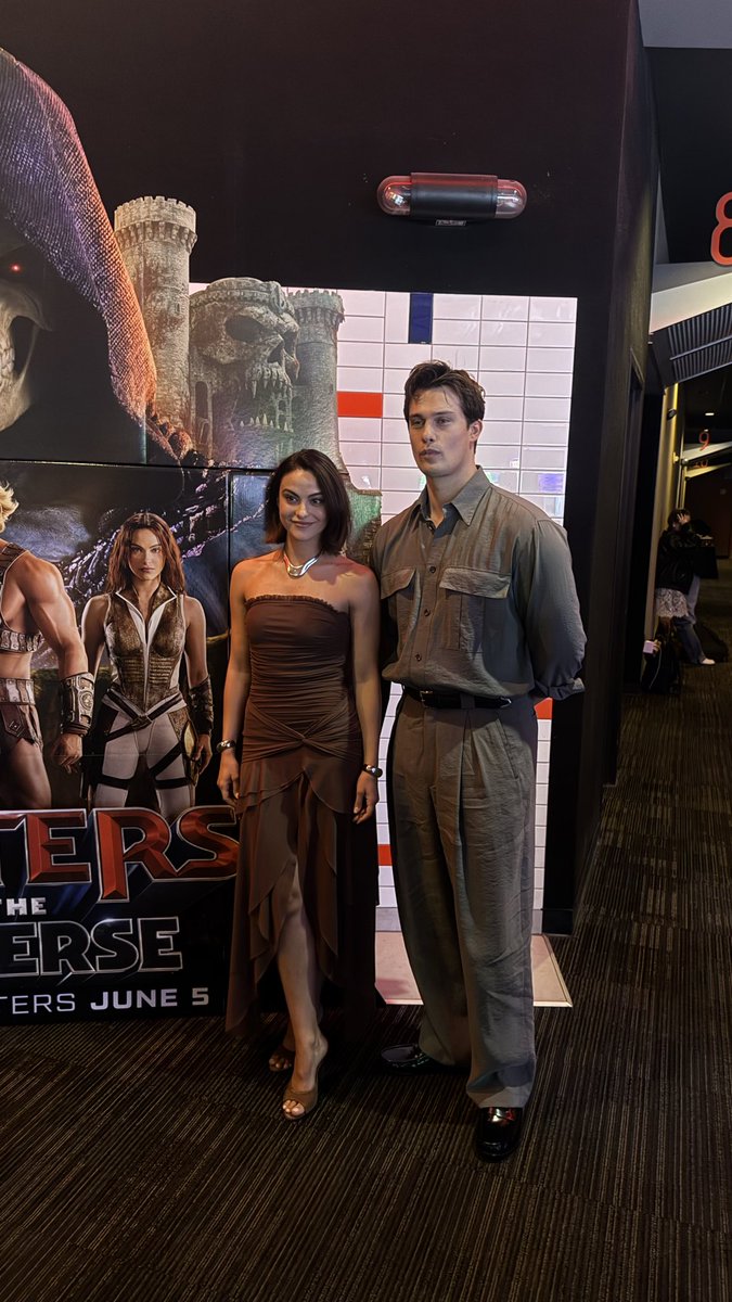 cinepop's tweet image. 🚨 Eu assisti 25 minutos de #MestresDoUniverso com o #HeMan em pessoa!

O Nicholas Galitzne e a Camila Mendes sentaram do meu ladinho para assistir as cenas, e ainda pude conversar com eles e com o diretor Travis Knight durante a #CinemaCon

Mais tarde tem vídeo com a minhas