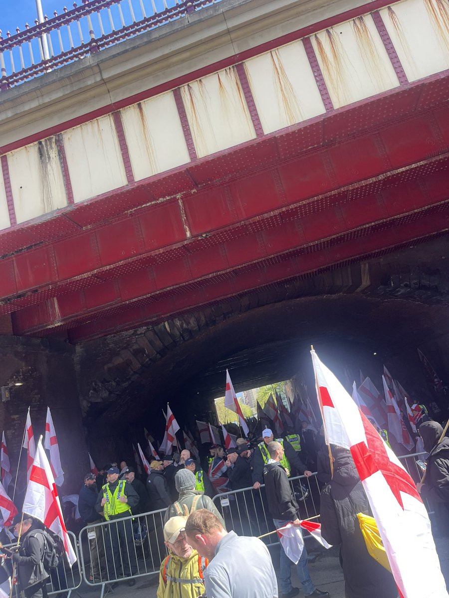 Dean84919146069's tweet image. People have started arriving in Manchester 🏴󠁧󠁢󠁥󠁮󠁧󠁿 #BritainFirst #England #Manchester #Protest
