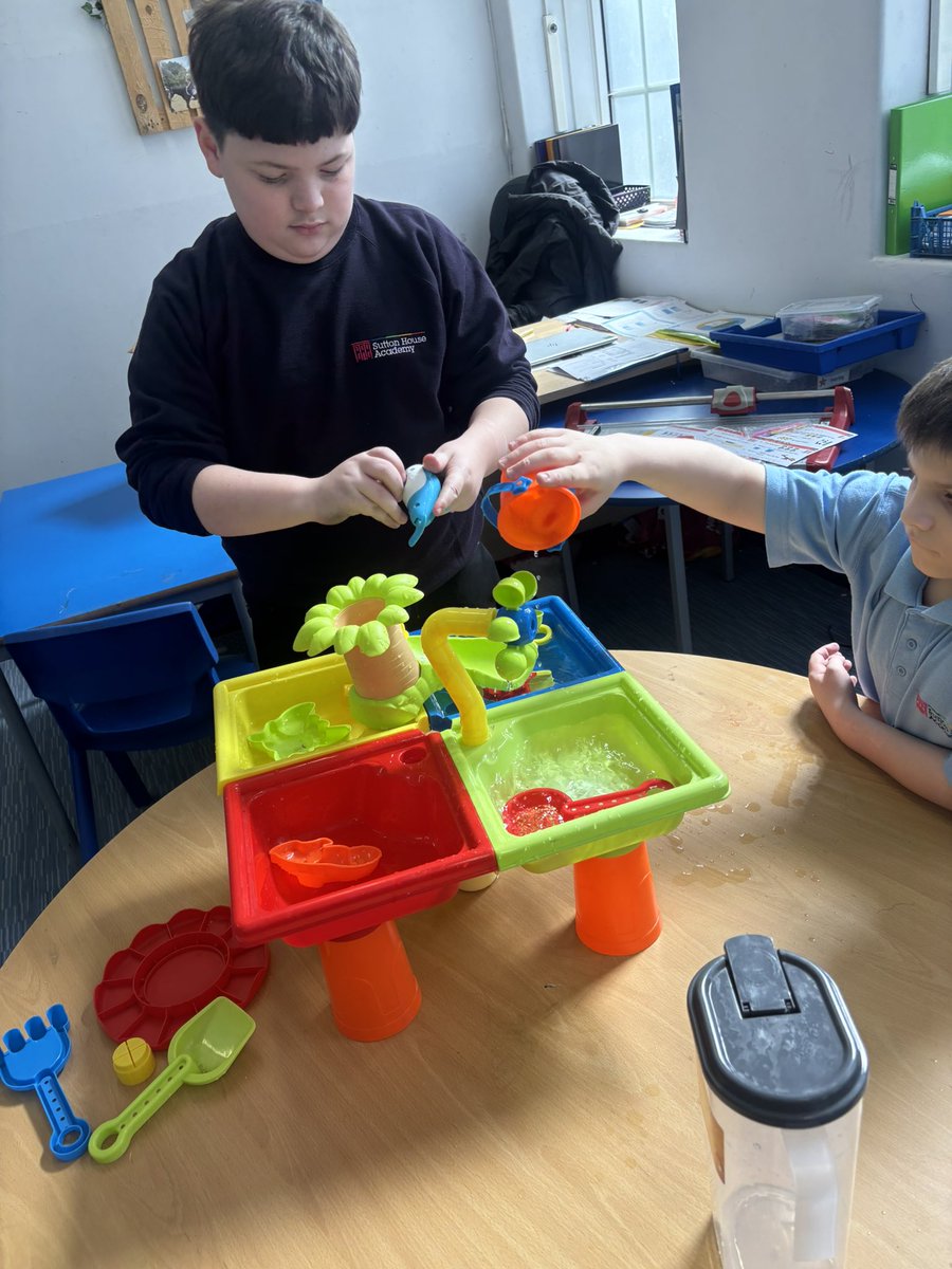 _SuttonHouse_'s tweet photo. Pupils enjoyed a calming sensory break with water play 💧 Supporting emotional regulation, relaxation, and focus in a fun, engaging way. #Wellbeing #SensoryLearning https://t.co/D214fgLjUB