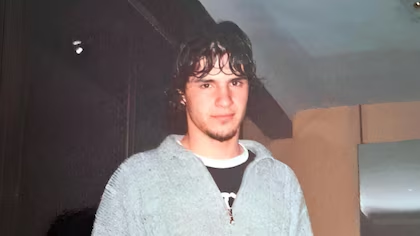 infobae's tweet photo. "FUI A VIVIR A LA CALLE Y SENTÍ PAZ": EL NIÑO QUE CENABA TÉ CON CHIZITOS, SUFRIÓ VIOLENCIA DOMÉSTICA Y SE CONVIRTIÓ EN PERIODISTA

Alejandro Pueblas tiene 38 años y trabaja en los noticieros de América y A24. Pero su historia esconde una infancia cargada de vulnerabilidades y privaciones. 

Huérfano, pobre y criado en un entorno familiar dotado de golpes y abusos, dice que lo salvaron el colegio, el deporte y hablar bien. En un capítulo de Voces, la intimidad de un hombre cuya propia historia le enseñó a desconfiar de los momentos felices: “¿Dónde está la trampa acá?”.

Infobae 📎 https://t.co/0VuVofpogL