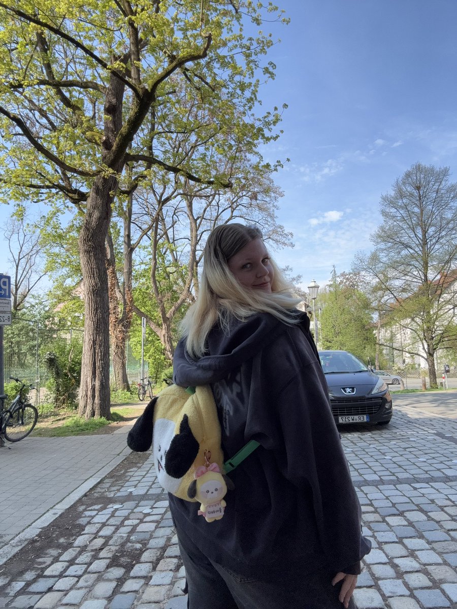 h0pe_ot7's tweet image. Japan concert Day 2 live viewing in the cinema but you live in Germany and the whole country apparently has a connection problem, so you sit in front of a black screen😀 (ofc I left and got my money back but I'm sad) #bts_arirang #arirang_japan_day2 #bts #arirangliveviewing