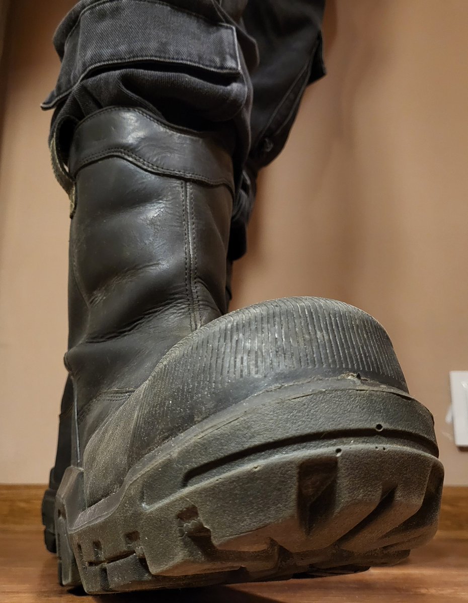 Metal_Crush_'s tweet image. They look so good from down there. Don't they? 

#boots #workboots #footwear #workshoes #shoes
