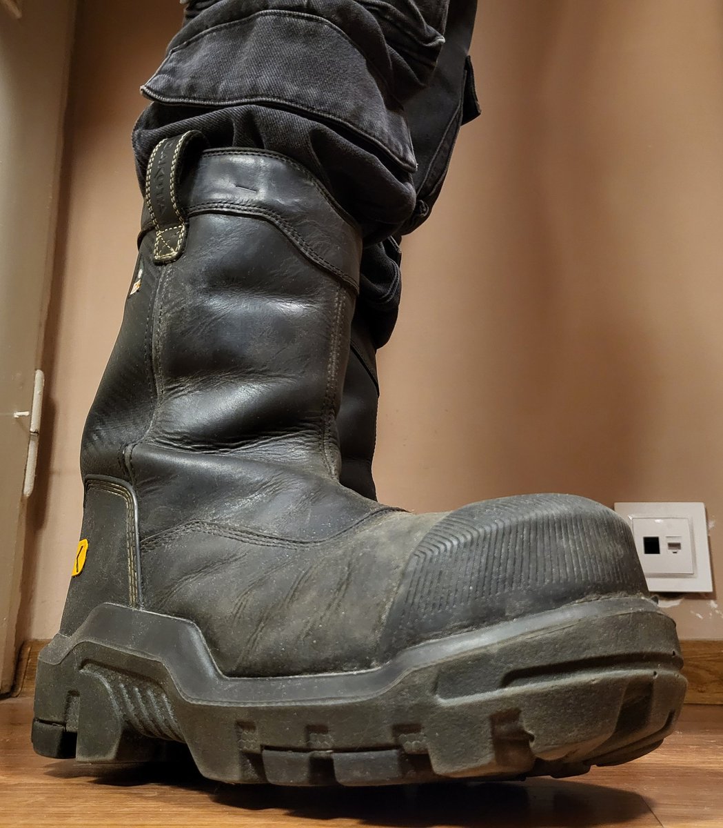 Metal_Crush_'s tweet image. They look so good from down there. Don't they? 

#boots #workboots #footwear #workshoes #shoes