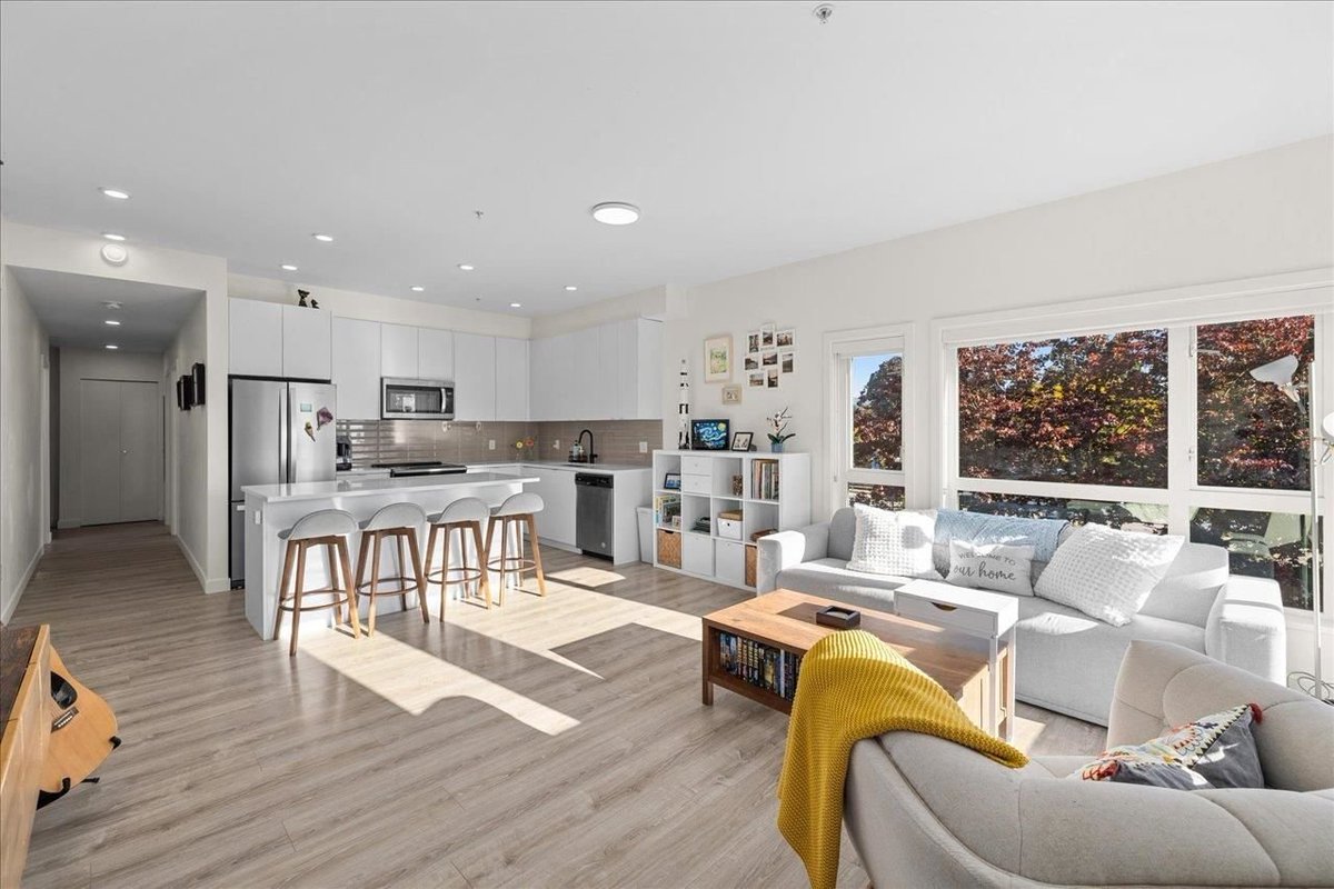RadnerReyes's tweet image. ✨ Bright • Spacious • Move-In Ready in Uptown New West! ☀️This 3 Bed, 2 Bath CORNER UNIT features a functional layout + private exposure! Explore it here 👉 bridgewellgroup.ca/402-610-brantf… #newwest #burnaby #vancouver