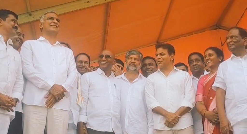 shyam_swaero's tweet photo. ఈ నెల 20 వ తేదీన జగిత్యాలలో జరుగనున్న కేసిఆర్ గారి సభ ఏర్పాట్లను పర్యవేక్షించడానికి వర్కింగ్ ప్రెసిడెంట్ కేటిఆర్ మరియు శాసనసభాపక్ష ఉప నేత హరీష్ రావు గారితో కలిసి హాజరైన

డా.ఆర్ఎస్ ప్రవీణ్ కుమార్ గారు 
రాష్ట్ర ప్రధాన కార్యదర్శి,బిఆర్ఎస్
@KTRBRS 
@BRSHarish 
@RSPraveenSwaero https://t.co/F1kUtLwCMb