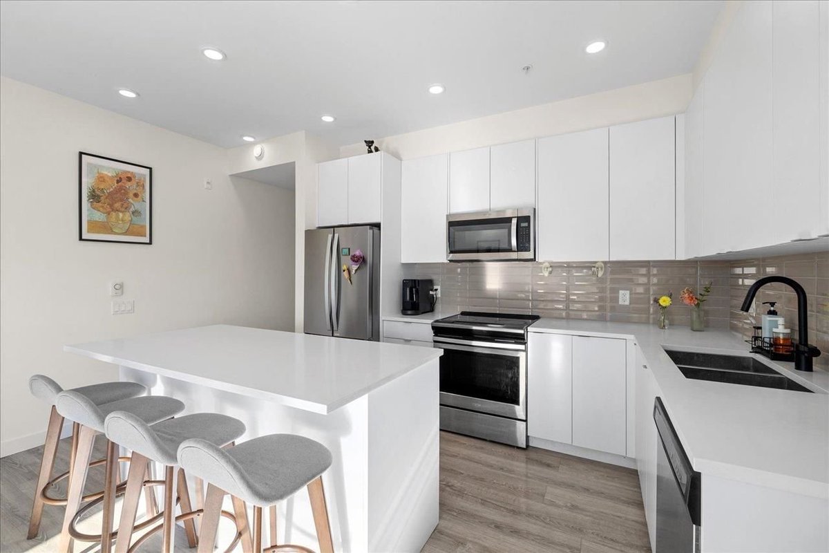 RadnerReyes's tweet image. ✨ Bright • Spacious • Move-In Ready in Uptown New West! ☀️This 3 Bed, 2 Bath CORNER UNIT features a functional layout + private exposure! Explore it here 👉 bridgewellgroup.ca/402-610-brantf… #newwest #burnaby #vancouver