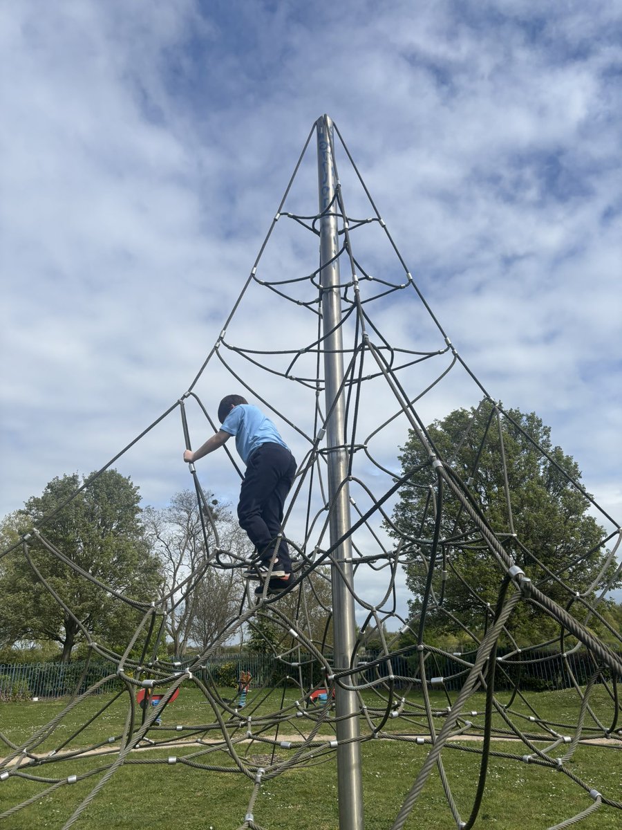 _SuttonHouse_'s tweet image. Trip to the park as a well-earned reward 🌳 Pupils practised road safety on the way and developed their gross motor skills through active play! #OutdoorLearning #LifeSkills