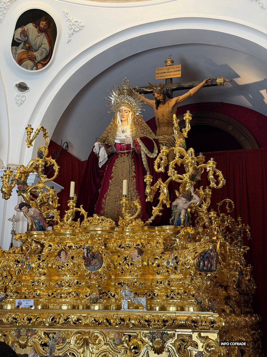 🟣⚪️ El paso de misterio de las Aguas, dispuesto a modo de Stabat Mater, con el Crucificado y Nuestra Señora del Mayor Dolor, permanece montado en la capilla en estos días previos a la Feria de Abril. #AguasdelArenal #LasAguas26 #SevillaHoy