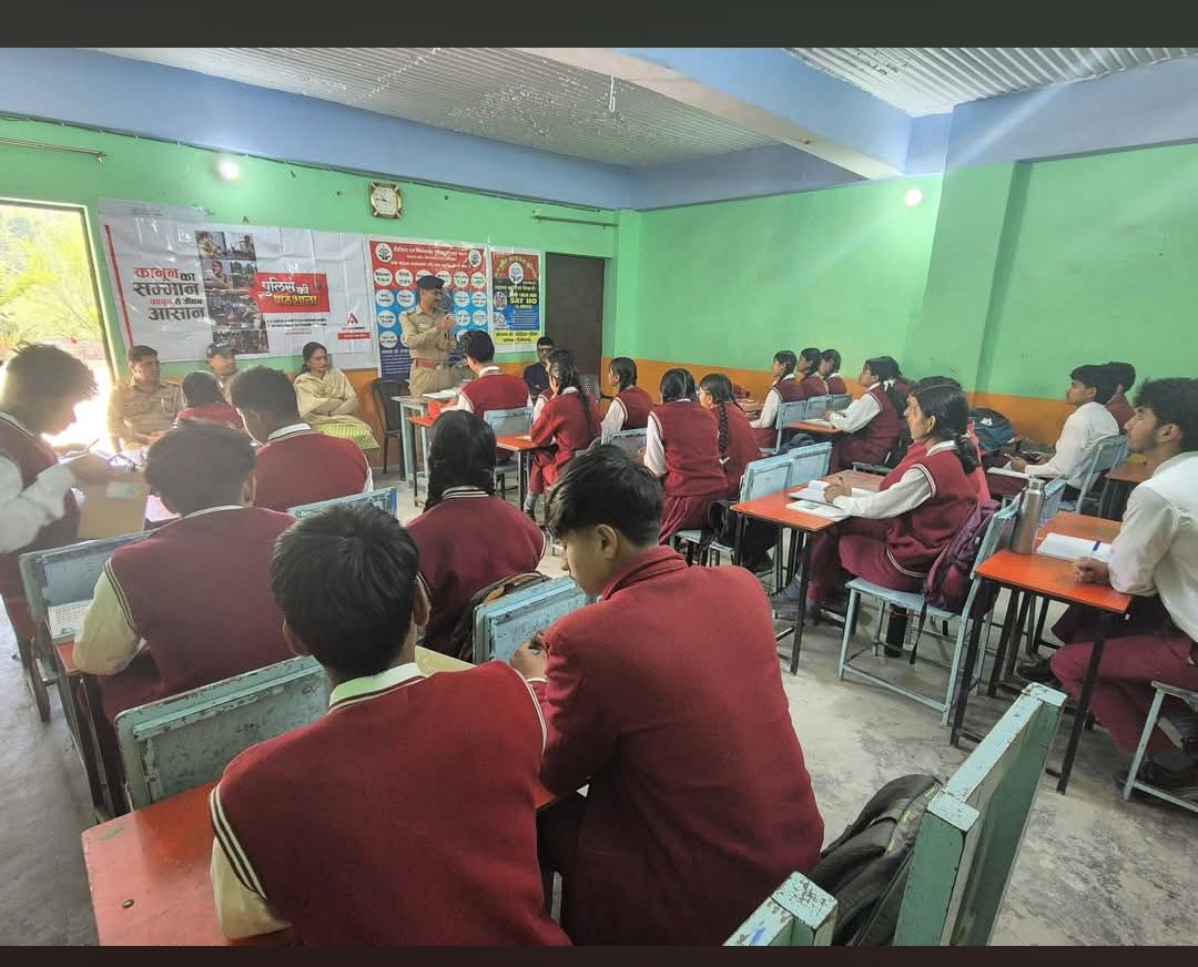PithoragarhPol's tweet image. 🚔 डीडीहाट में पुलिस की जागरूकता पहल

👉 छात्र-छात्राओं को नशे के दुष्परिणाम, साइबर सुरक्षा व यातायात नियमों की जानकारी
👉 करियर काउन्सलिंग के माध्यम से भविष्य के लिए मार्गदर्शन
👉 युवा पीढ़ी को जागरूक व सुरक्षित बनाने की पहल

#PithoragarhPolice #AwarenessDrive #CyberSafety