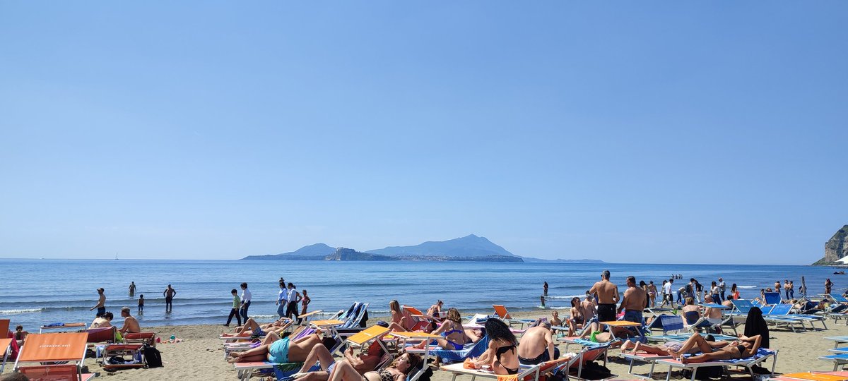 siani56's tweet photo. #spiaggia #napoli #caldo Spiaggia di Miseno, 18 aprile https://t.co/a05y7hlQTK