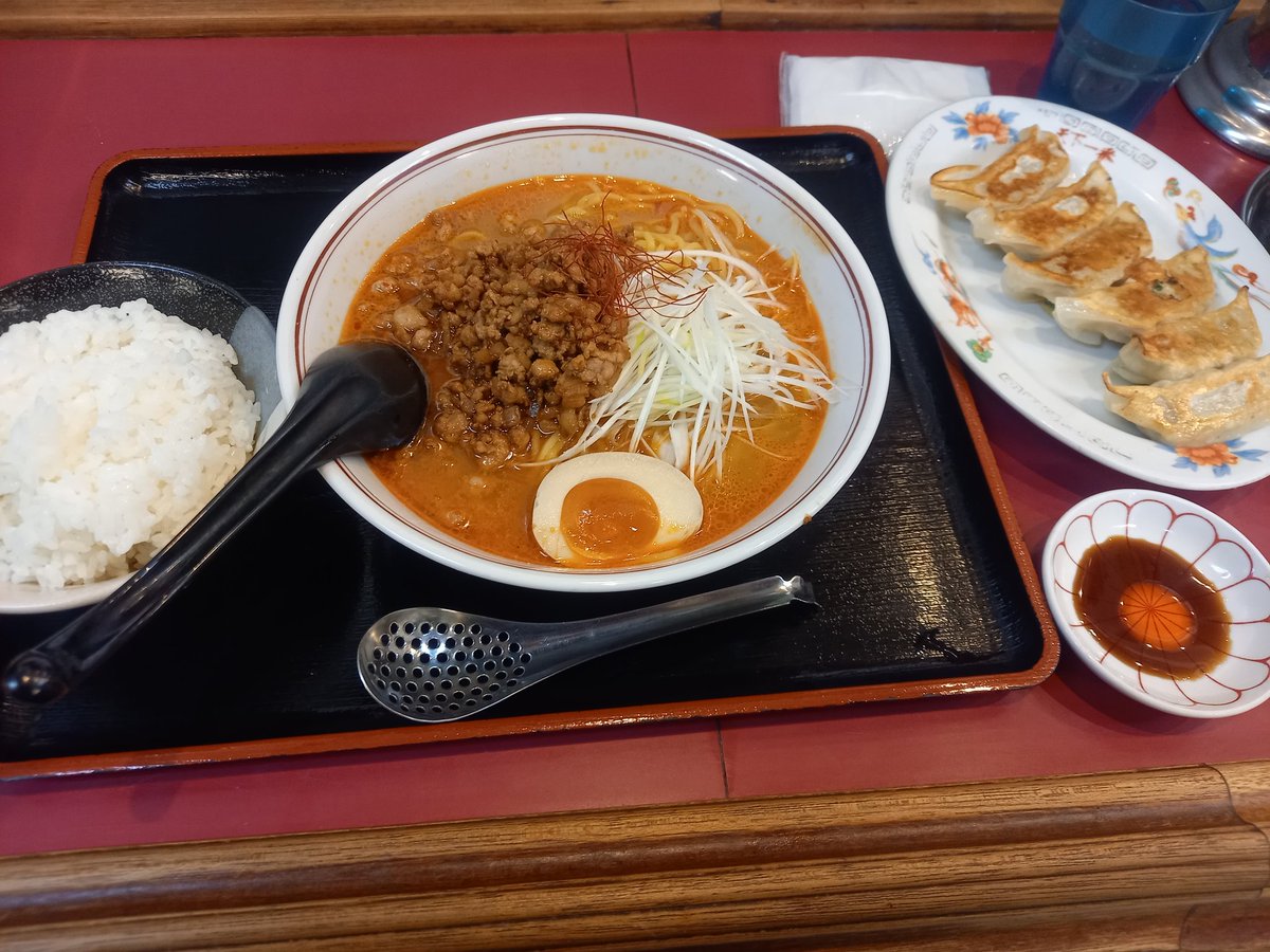 しごおわ帰宅！
今日は帰りにラーメン屋で夕飯にしました！
ここの店で初めて担々麺をオーダーしましたが挽き肉が大きく辛さも丁度良く癖になる食感が楽しめました！
餃子も肉汁が凄まじく担々麺との相性抜群でおいC！w
#飯テロ