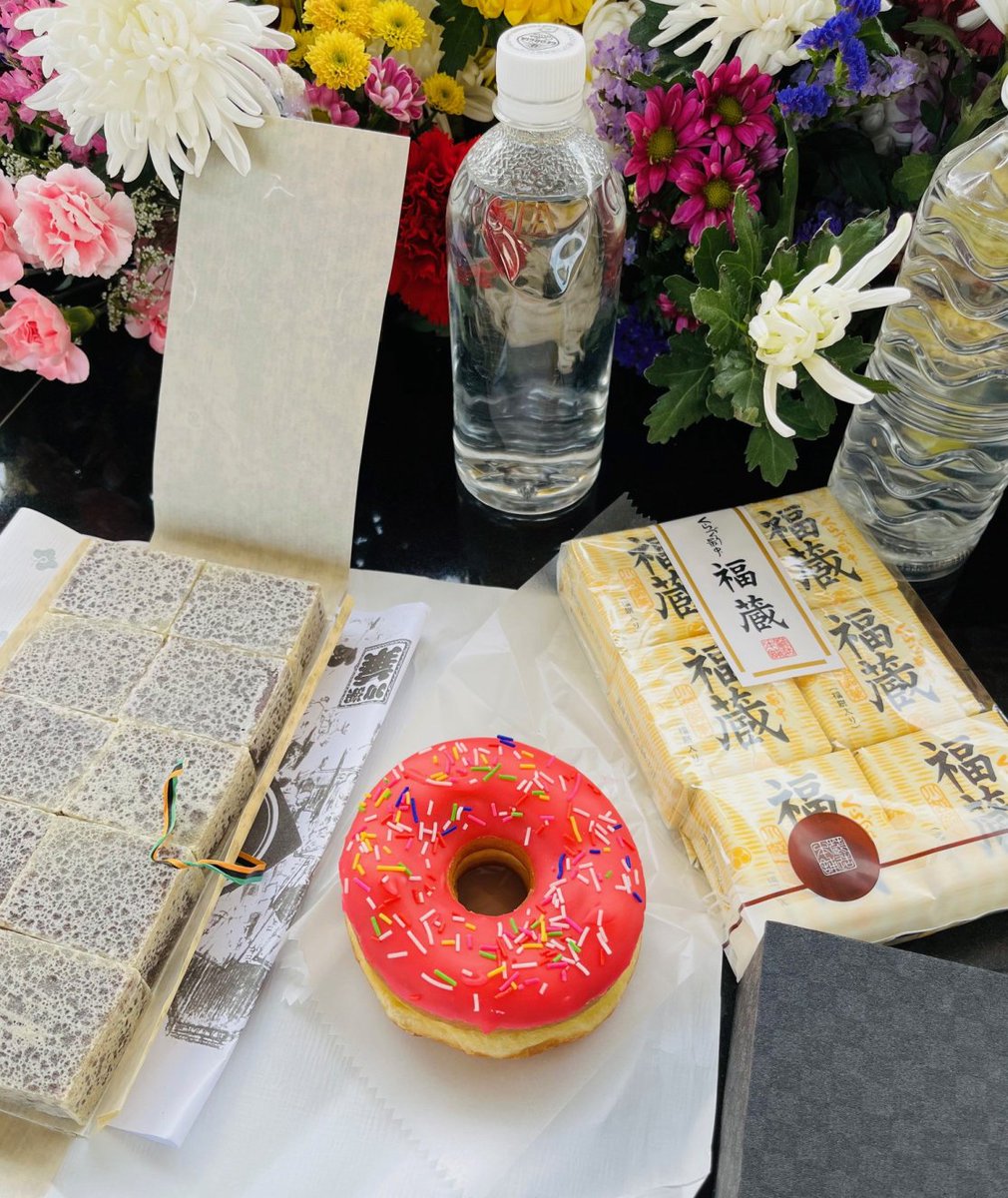 我らが“Japanese Homer” 大平透 さんのお墓参りへ

今年で大平さんが旅立たれてから10年
お墓参りの日はいつも晴天！
そして、大平さんが大好きだった甘いものを持ち寄って思い出を語り合うのがお決まりになっています

さぁあちらに届くように元気よく！
3，2，1・・・ドーッ！！！🍩

#シンプソンズ