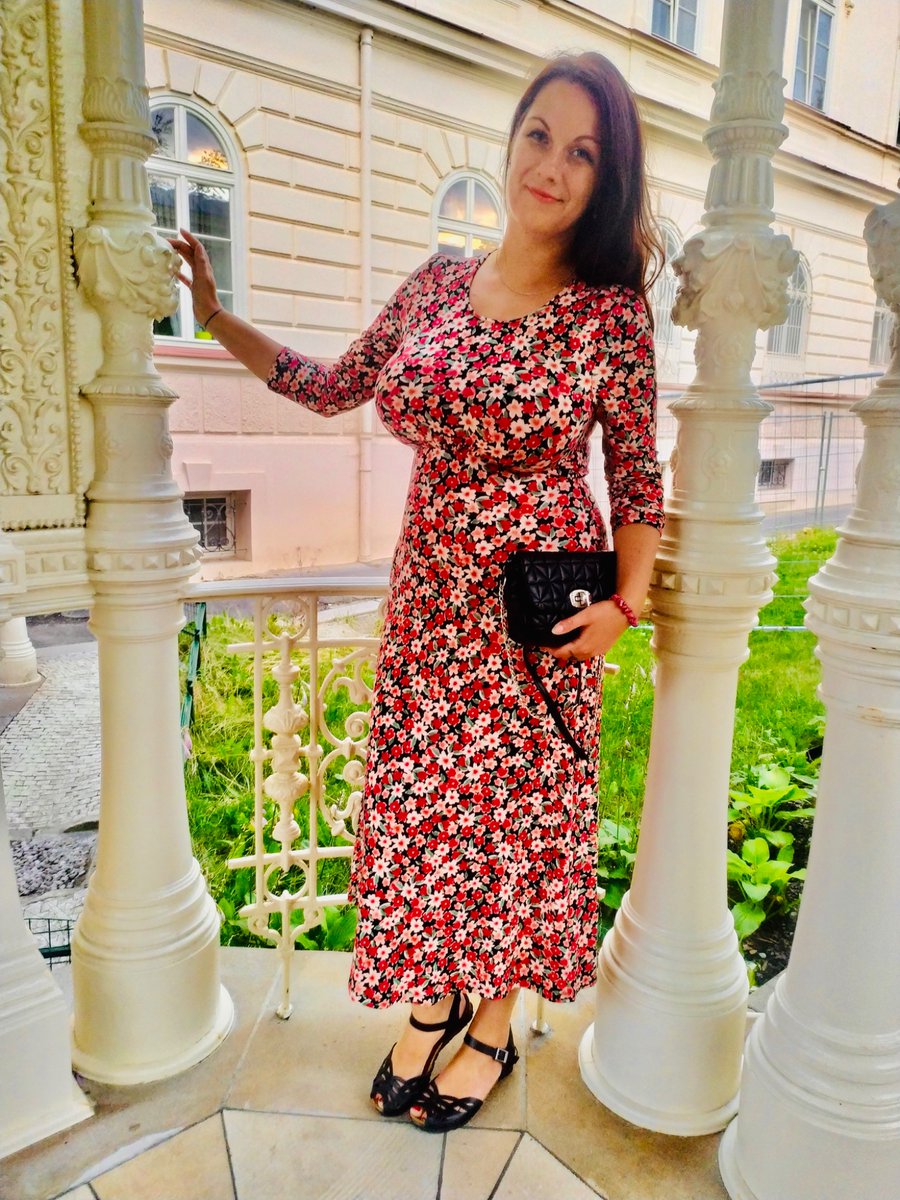 karolinak tweet media