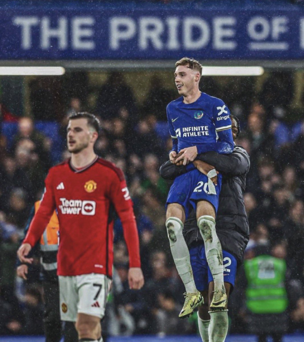 Two fallen giants Chelsea and Manutd scrapping for nothing while Arsenal prepare for a title decider tomorrow. 

Football is absolutely beautiful 🍿🔴 #PremierLeague #COYG