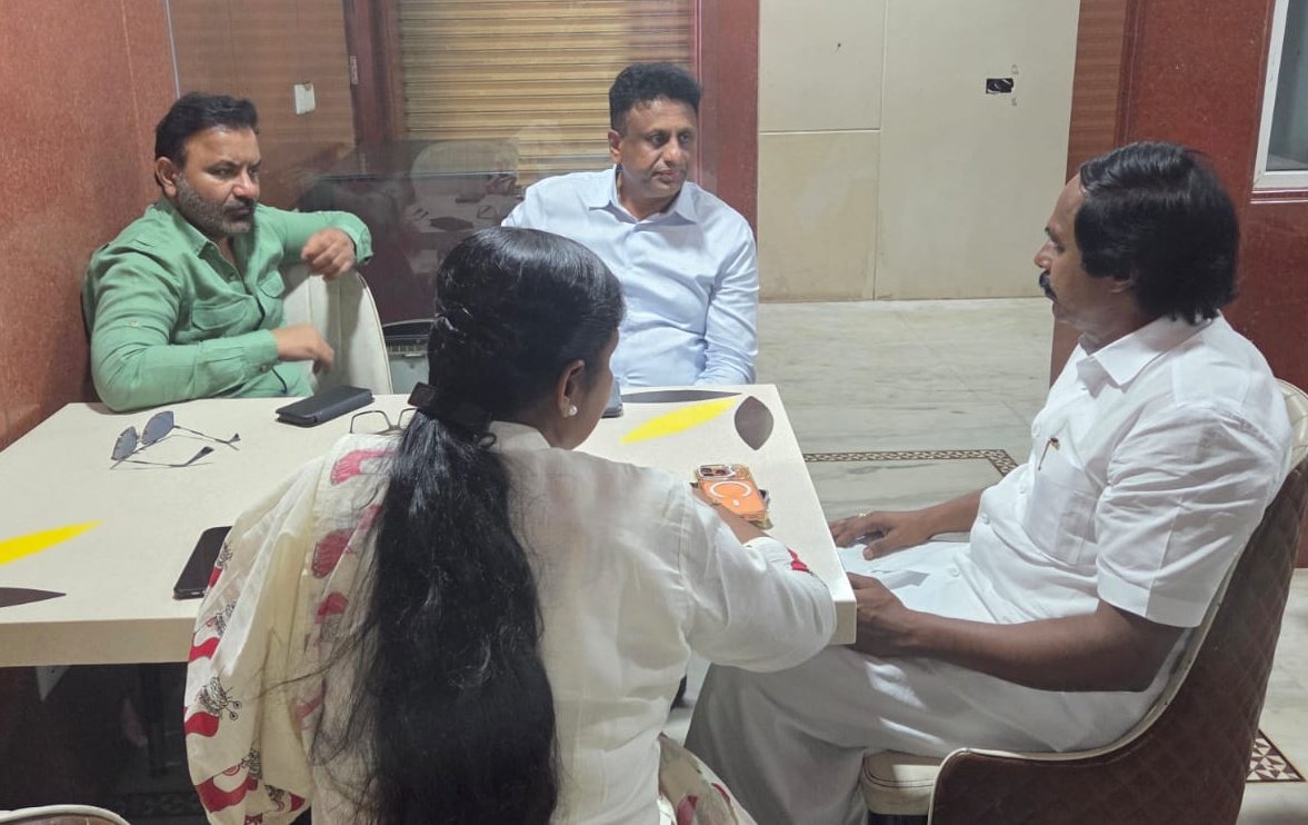SantoshSLadINC's tweet image. In discussion with #Colachel constituency INC Candidate Dr @TharahaiC, DMK Minister Thiru @Manothangaraj, and my cabinet colleague Shri @drmcsudhakar while preparing for Honorable Opposition Of Leader @RahulGandhi’s rally on April 20—aligned on vision and ready for the days