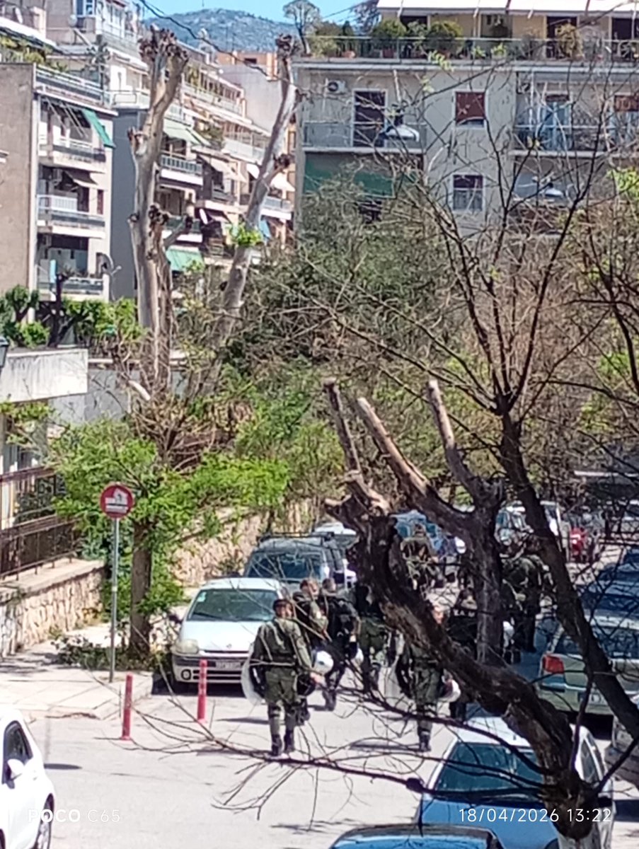 Prosfygika's tweet photo. Τις δυνάμεις ΔΕΛΤΑ μετά την έναρξη της Πορειας απο τα Προσφυγικά, συνόδευαν ΜΑΤ

περνώντας από οδό Τριχωνίδος στο 6ο και 7ο μπλοκ, σύνορα με το νοσοκομείο ΕΛΠΙΣ

Καλούμε τον κόσμο να είναι σε εγρήγορση για πιθανές προβοκάτσιες σε βάρος της γειτονιας

#antireport
#saveprosfygika https://t.co/w5z2Iuhl0E